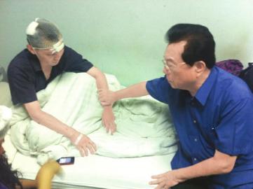 2011年李天一傷人后，父親李雙江看望受害者