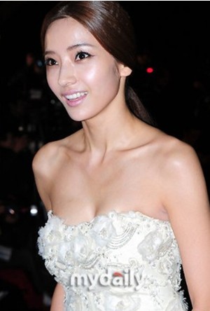 揭嫁豪門女星：李英愛誕龍鳳胎 韓彩英9年戀愛長(zhǎng)跑