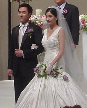 揭嫁豪門(mén)女星：李英愛(ài)誕龍鳳胎 韓彩英9年戀愛(ài)長(zhǎng)跑