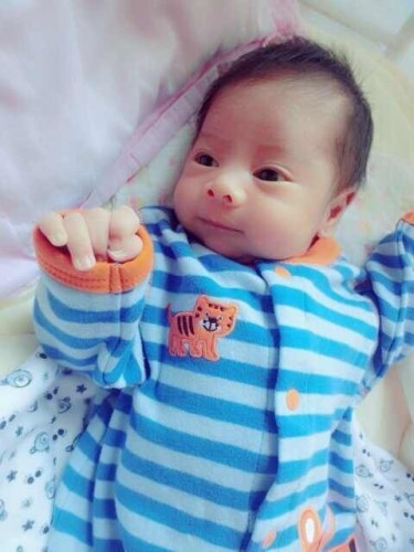 陳龍愛(ài)子滿月 小寶寶一雙烏黑大眼搶鏡