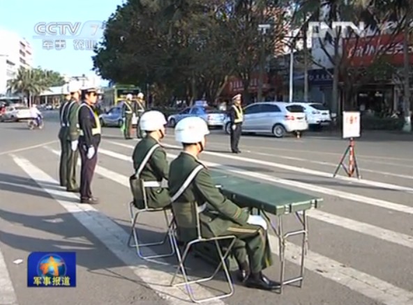 央視視頻截圖：解放軍加強軍車檢查。