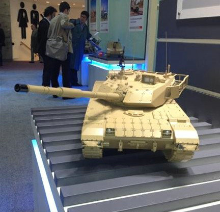 資料圖：展會上的MBT-3000主戰(zhàn)坦克模型。