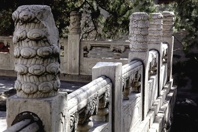 2月27日，記者在頤和園南湖島涵虛堂發(fā)現(xiàn)，欄桿上的一個(gè)云龍紋石雕望柱頭失蹤。 記者 郭鐵流（圖片來源：新京報(bào)）