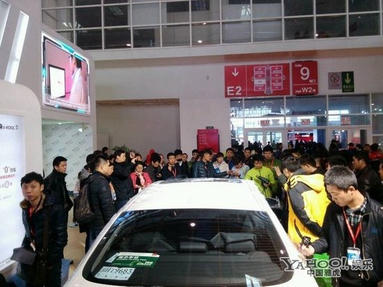 女藝人孫敬媛險(xiǎn)遭瘋狂男粉絲非禮 被保鏢按在地上狠揍