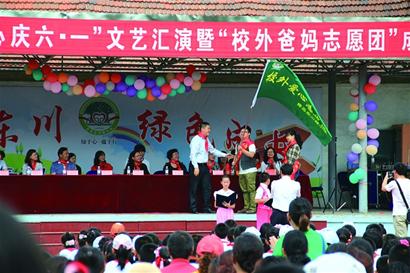 愛心托起幸福青島:你我社會(huì)工作服務(wù)團(tuán)隊(duì)關(guān)愛流動(dòng)兒童