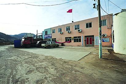 窮社區(qū)開工鞭放20掛 居民心疼舉報(bào)居委會