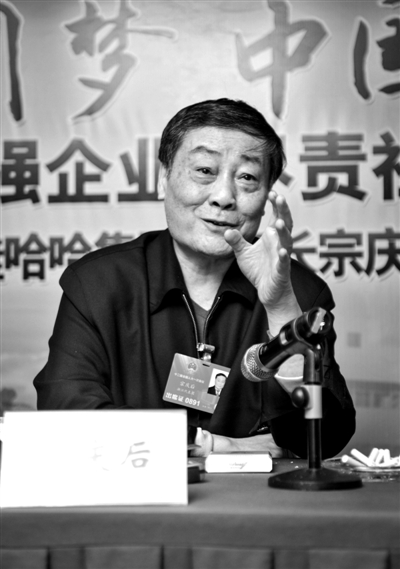 昨日，蟬聯(lián)中國(guó)內(nèi)地首富的全國(guó)人大代表、娃哈哈集團(tuán)董事長(zhǎng)宗慶后，到京參加全國(guó)人大會(huì)議。實(shí)習(xí)生 楊奉焓