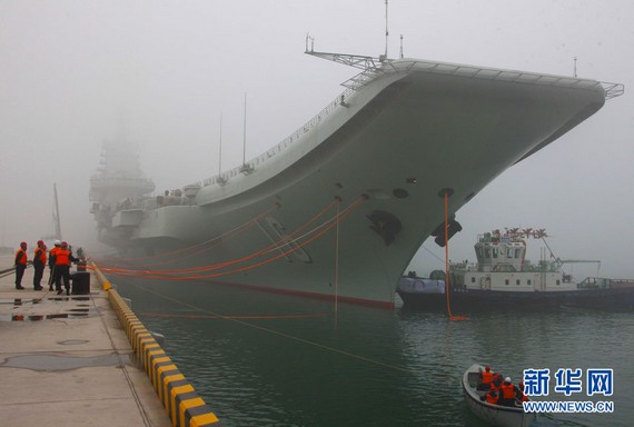 資料圖：中國首艘航空母艦遼寧艦首次靠泊青島某軍港。
