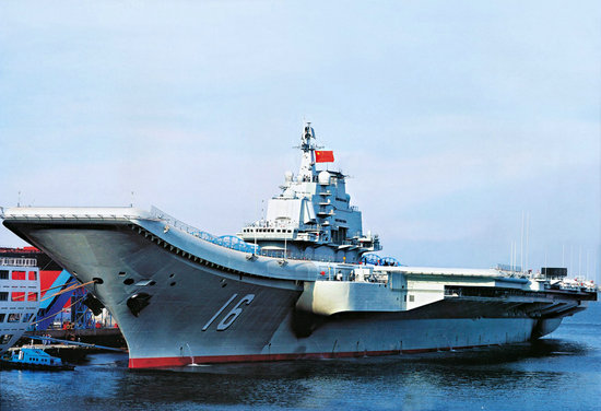 資料圖：2013遼寧艦駛向母港\青島膠東航母基地的保密性工作做得很好。至今對于航母基地沒有任何報(bào)道。