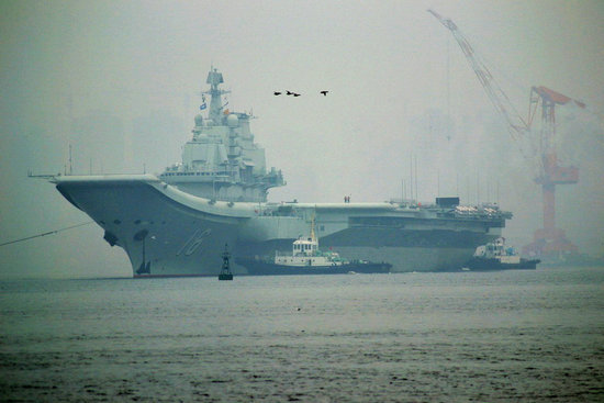 資料圖：中國首艘航母“遼寧艦”徐徐離開大連港口。