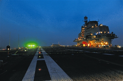 資料圖：夜晚的遼寧艦。