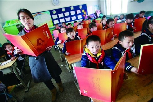 濟(jì)南新苑小學(xué)從1997年開始，讓學(xué)生堅(jiān)持續(xù)寫雷鋒日記至今已經(jīng)有十六年 記者鄭濤攝