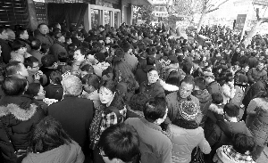 早上市民排長隊，等華僑路交易中心開門