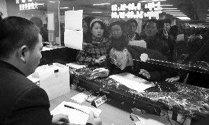 “人人人人人人人人華僑路房產(chǎn)交易大廳人人人人人人人人人。”昨天一大早，“@現(xiàn)代快報”微博用這句話來形容南京房產(chǎn)交易登記的火爆。