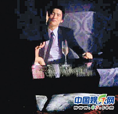 情到濃時(shí)，汪圓圓吻男友面頰