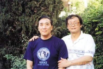 上個(gè)世紀(jì)九十年代末，黃頻捷（左）和姚世仁在北京的合影。