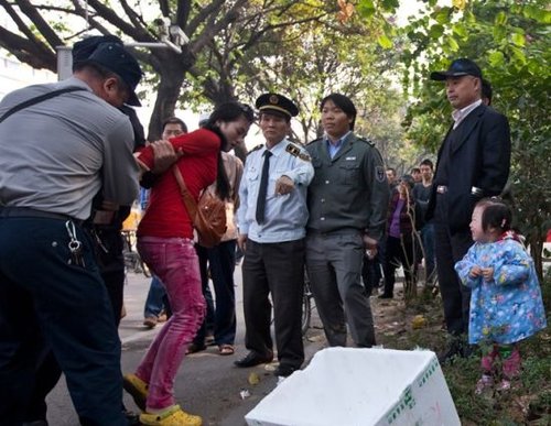 城管與女小販發(fā)生沖突后，女小販被警方強(qiáng)行帶走，她的孩子在一旁放聲大哭。南都記者 黎湛均 攝