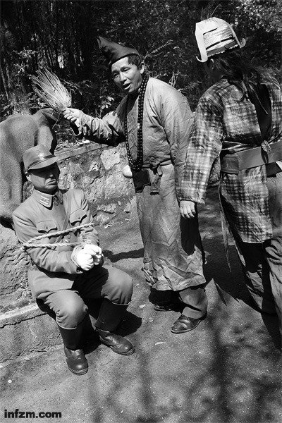 “鬼子專業(yè)戶”的群眾演員劉振于穿著日本軍服，和幾個(gè)朋友拍攝關(guān)于抗日、反對日本占領(lǐng)釣魚島的短片。 （南方周末記者 麥圈/圖）