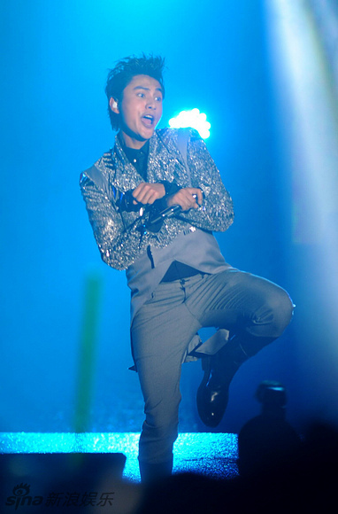 陳坤開個唱表情惡搞玩高低眉 李連杰李娜現(xiàn)身