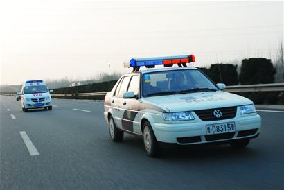 日東高速車(chē)禍傷員轉(zhuǎn)青島治療 警車(chē)開(kāi)道3小時(shí)抵達(dá)