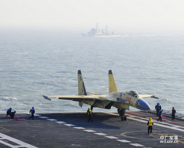 資料圖：遼寧艦上的國產(chǎn)殲-15戰(zhàn)機。