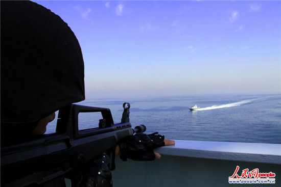 原文配圖：演練中，海盜小艇快速向我艦艇沖鋒，實施攻擊，特戰(zhàn)隊員快速鎖定目標。