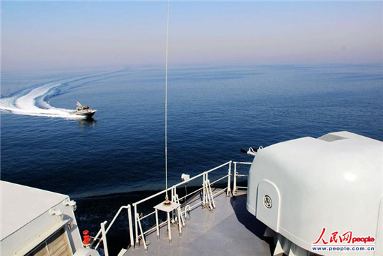 原文配圖：演練中，海盜小艇向我海軍微山湖艦沖鋒，實施攻擊，我艦艇火炮迅速鎖定目標。
