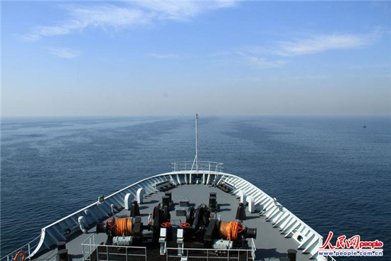原文配圖：航行中的微山湖艦，正在進行反海盜演練。