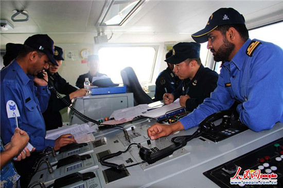 原文配圖：巴基斯坦海軍觀察員與我海軍官兵密切協(xié)作。