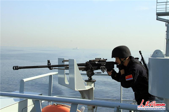 原文配圖：演練中，微山湖艦特戰(zhàn)隊(duì)員時(shí)刻保持警惕，準(zhǔn)備實(shí)施防衛(wèi)。
