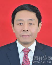 龍華，男，漢族，重慶巴南人，1958年2月生，研究生，歷史學(xué)碩士，講師、政工師，1976年8月參加工作，1988年6月加入中國(guó)共產(chǎn)黨。