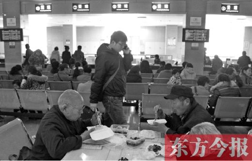 　3月5日，鄭州市房屋交易和登記中心，房產(chǎn)交易過戶人數(shù)激增，為節(jié)省時間，有人的午餐便在大廳里解決。