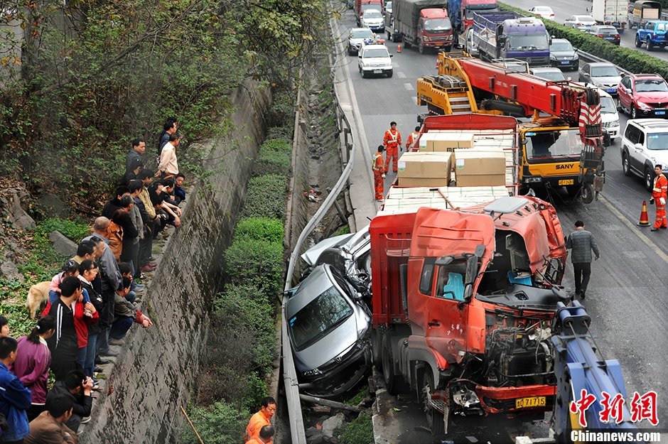 事發(fā)現(xiàn)場，警察正在進(jìn)行救援。