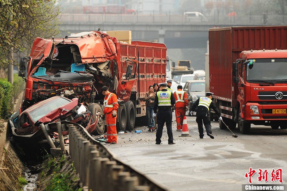 事發(fā)現(xiàn)場，警察正在進(jìn)行救援。