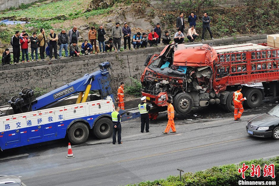 事發(fā)現場，警察正在進行救援。