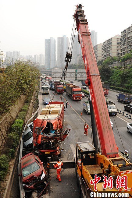 事發(fā)現(xiàn)場，警察正在進行救援。