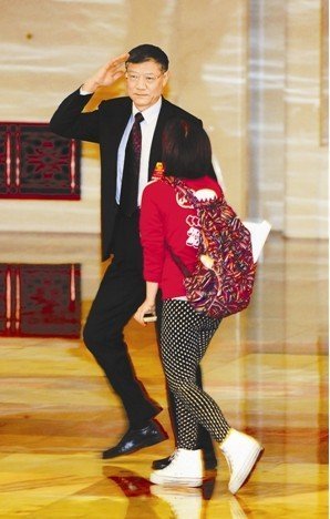 住房和城鄉(xiāng)建設(shè)部部長(zhǎng)姜偉新敬禮婉拒采訪，匆匆離去