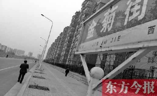 昨天是植樹節(jié)，鄭州市高新區(qū)一條街道上，180多個已經(jīng)挖了一年多的樹坑依然沒有種上樹。“啥時候種，需要領(lǐng)導(dǎo)來定，領(lǐng)導(dǎo)還沒說具體時間。”鄭州市高新區(qū)管委會綠化科一名張姓工作人員說。