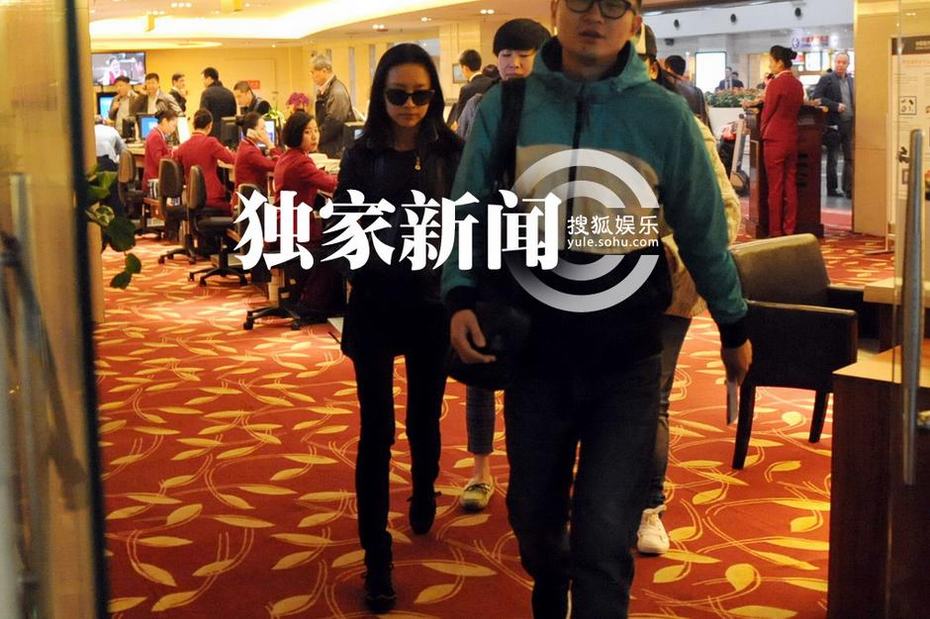 董潔面似“黃臉婆”高調(diào)離京 無視傳聞帶笑容