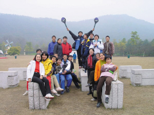 高一時，全班去太子灣公園玩。右二穿著黃色衣服的是張京。左上中間穿著黑衣服的女孩是也進了外交部的趙婷，圍紅色格子圍巾的是胡躍波老師。圖片由胡躍波老師提供