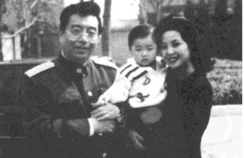 李雙江、李天一、夢(mèng)鴿一家三口的合影。