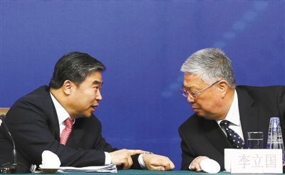 昨日，民政部副部長竇玉沛提醒部長李立國，記者會結(jié)束時間快到了。新京報記者 韓萌 攝