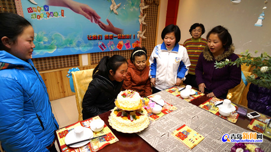 孝女文文過(guò)生日 水餃工零錢(qián)哥送驚喜