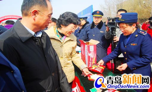 首發(fā):315維權日 青島10部門現(xiàn)場打假(組圖)