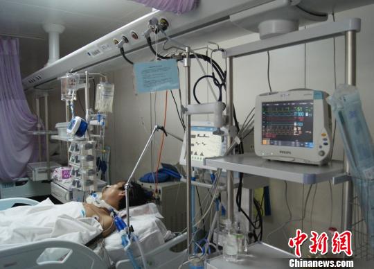 洞房花燭夜被中國古人稱為人生四喜之一，但對于來自山西省偏遠(yuǎn)山村的李瑞江來說，新婚之夜足以成為其人生之大悲。李瑞江疑因被“鬧洞房”時導(dǎo)致的支氣管斷裂及并發(fā)癥，或?qū)⒆兂芍参锶恕堚鶖z
