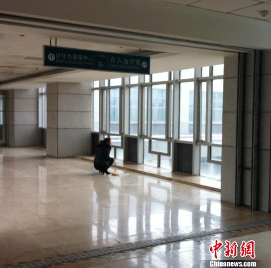 洞房花燭夜被中國古人稱為人生四喜之一，但對于來自山西省偏遠(yuǎn)山村的李瑞江來說，新婚之夜足以成為其人生之大悲。李瑞江疑因被“鬧洞房”時導(dǎo)致的支氣管斷裂及并發(fā)癥，或?qū)⒆兂芍参锶?。張怡攝