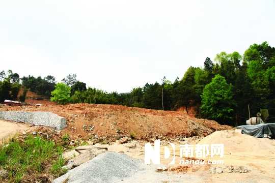 惠州地派鎮(zhèn)地派溫泉酒店對面，是曾廣興所稱倒土的位置，但現(xiàn)場并無大量棄土，當(dāng)?shù)卮逦卜裾J(rèn)曾有大量棄土。