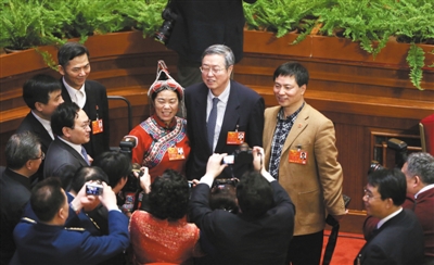 昨日，在全國人大會議間隙，央行行長周小川與代表合影。新京報記者 韓萌 攝