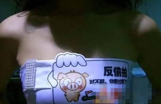 大膽開放女車模 穿得太露骨了