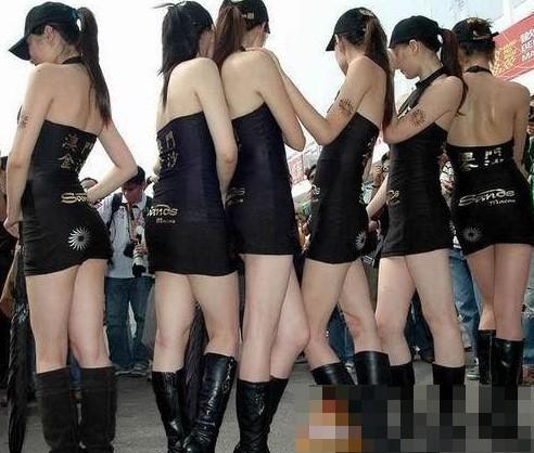大膽開放女車模 穿得太露骨了